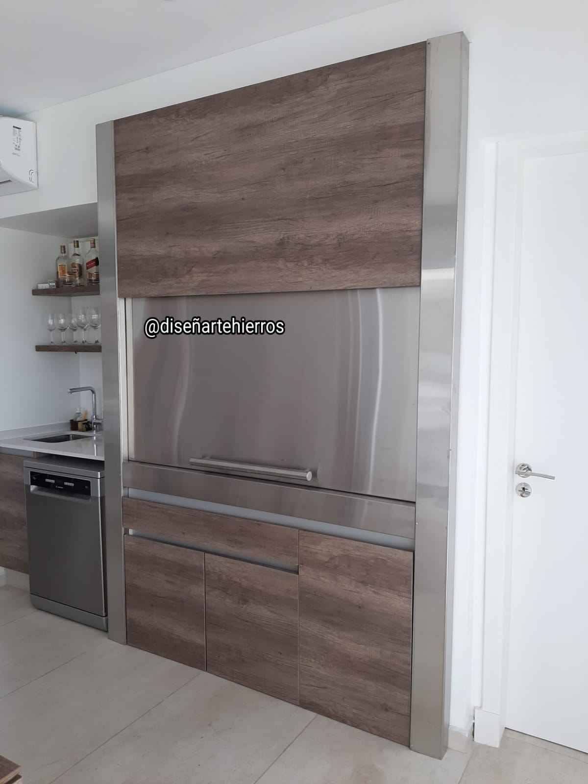 Frente de parrilla moderno con revestimiento simil madera y acero inoxidable